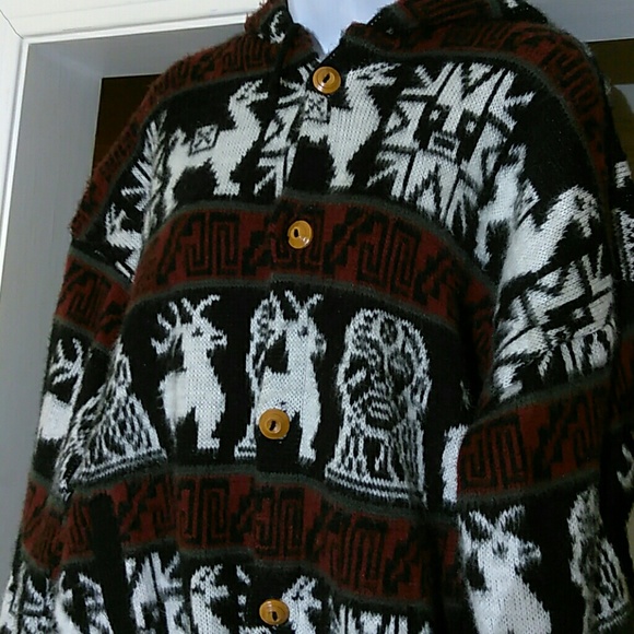 Hooded sweater with wooden buttons - Picture 2 of 7